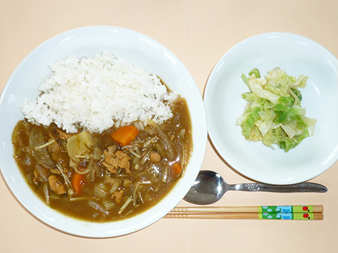 きのこカレーとキャベツの和え物