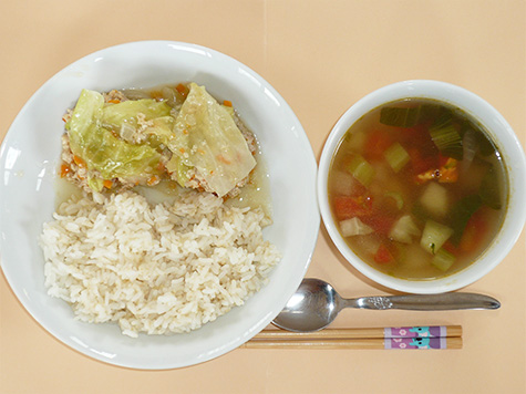 キャベツの蒸し煮とトマト・じゃが芋のスープとごはん