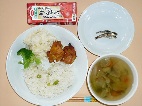 タンドリーチキンと温野菜と野菜スープと枝豆ごはんとリンゴジュース