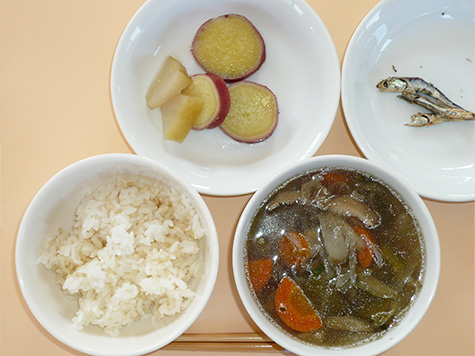 チーム野菜の肉すいとさつまいも・リンゴの甘煮とごはん