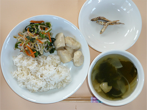 里芋の白味噌煮とほうれん草のごま和えと大根・わかめのすまし汁とごはん
