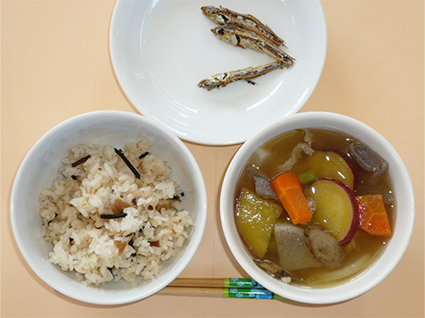 さつまいもたっぷり豚汁とひじき・梅のごはん