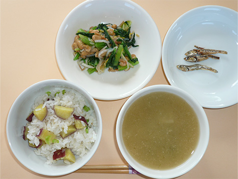 さつまいもごはんと小松菜の納豆和えと大根・なめこの味噌汁