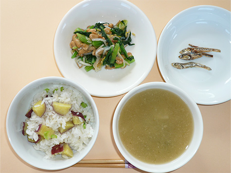 蕪の鶏そぼろあんかけと水菜・白菜の和え物とごはん