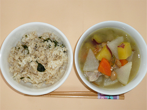 鶏肉と大根のスープ煮とわかめごはん
