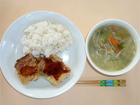 蓮根と豆腐のハンバーグと野菜スープとごはん
