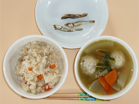 肉団子と白菜のスープとちりめん入り人参ごはん