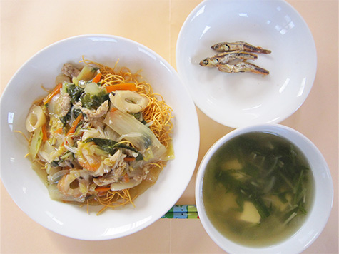 皿うどんと豆腐・水菜の中華スープ