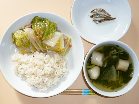 白菜と挽肉の重ね煮と春菊・麩のすまし汁とごはん