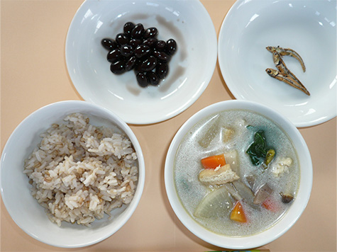 味噌けんちん汁と黒豆ともち麦ごはん