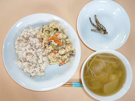 炒りおからと蕪・きのこの味噌汁ともち麦ごはん