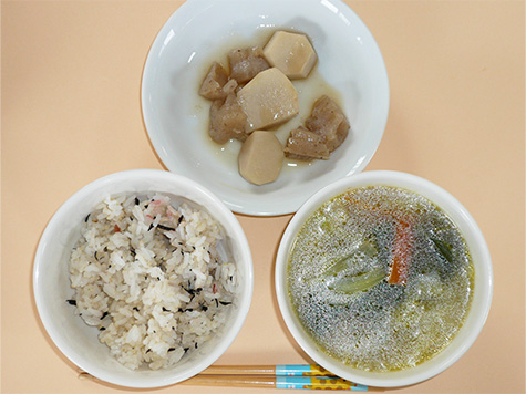 青梗菜と白菜のチキンスープと里芋の煮っころがしとひじきごはん