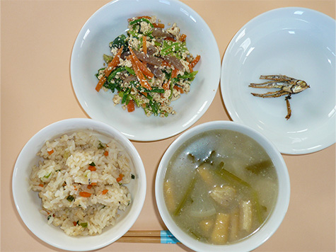ほうれん草の白和えと根菜の味噌汁とそぼろごはん
