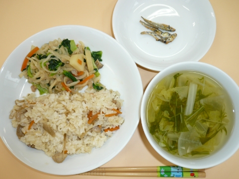 炊き込みご飯と切干し大根の煮物と吸い物