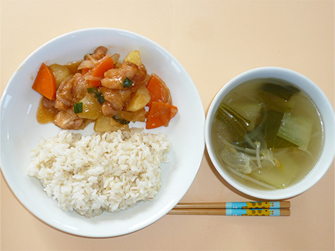 鶏チリと中華スープと押し麦入りごはん