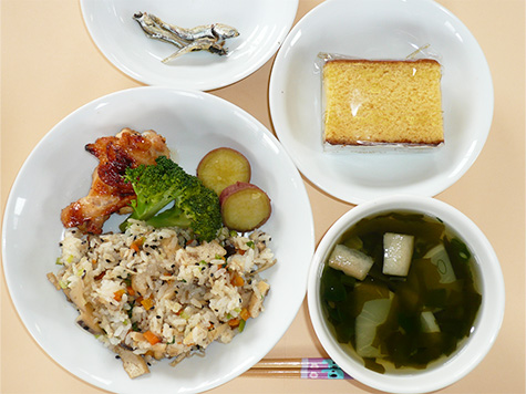 五目いなり風と手羽元のパリパリ焼きと温野菜と吸い物とデザート