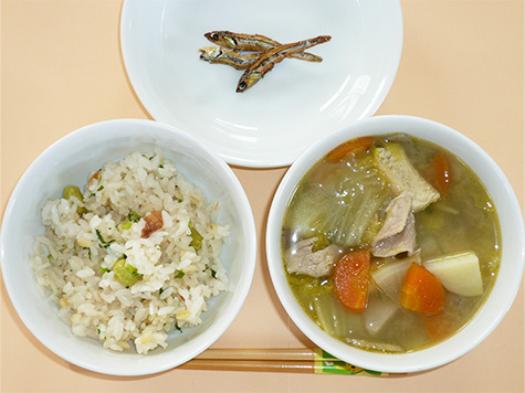 豚汁と枝豆・梅の混ぜごはん