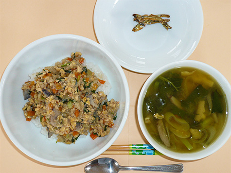 スタミナ納豆丼と新ごぼう・かぼちゃの味噌汁