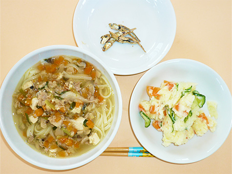 麻婆うどんとポテトサラダ