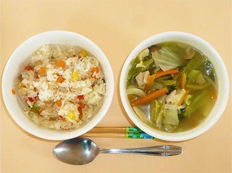 椎茸とキャベツのチキンスープとピラフ