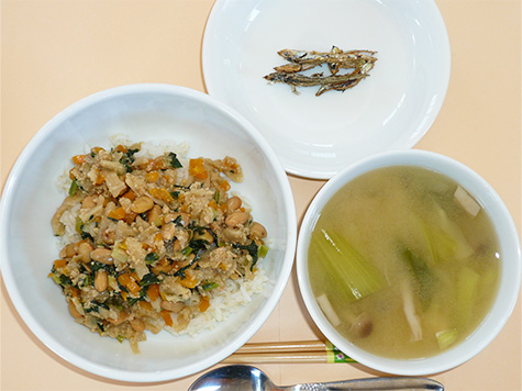 納豆丼ときのこ・青梗菜の味噌汁