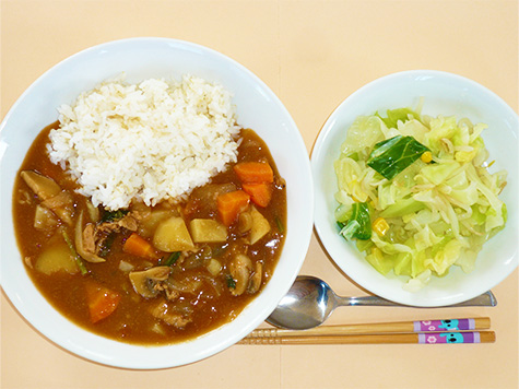 ハヤシライスとキャベツ・コーンのサラダ