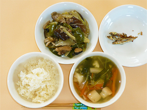 茄子・ピーマンの味噌炒めと麩・水菜のお吸い物とごはん