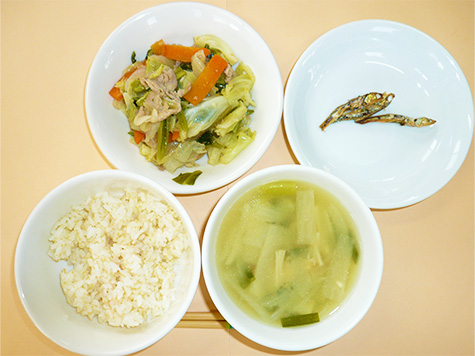 野菜炒めと大根・えのきの味噌汁とごはん