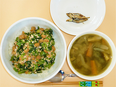 ねばねば丼とごぼう・わかめの味噌汁