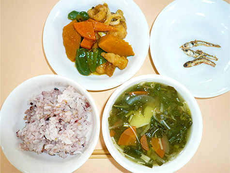 夏野菜の焼き浸しとモロヘイヤの味噌汁と十五穀米ごはん