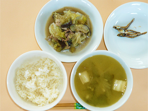 茄子とキャベツの豚こま重ね蒸しとわかめ・えのきの味噌汁とごはん