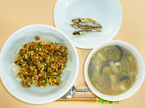 スタミナ納豆丼と茄子・揚げの味噌汁