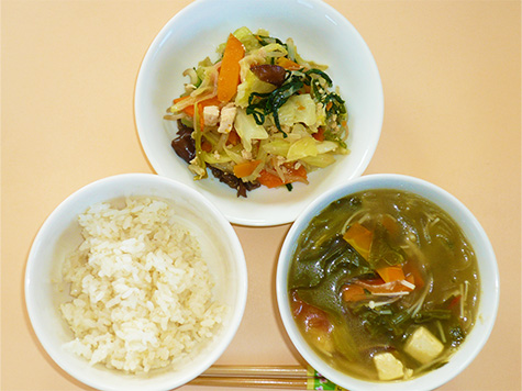 つるむらさきとトマトの酸辣湯スープときくらげ入り肉野菜炒めとごはん