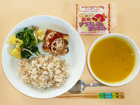 豆腐蓮根ハンバーグとほうれん草・きのこのソテーとかぼちゃのポタージュともち麦ごはんとタルト