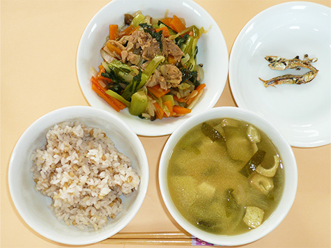 生姜焼きと豆腐・じゃが芋の味噌汁とごはん