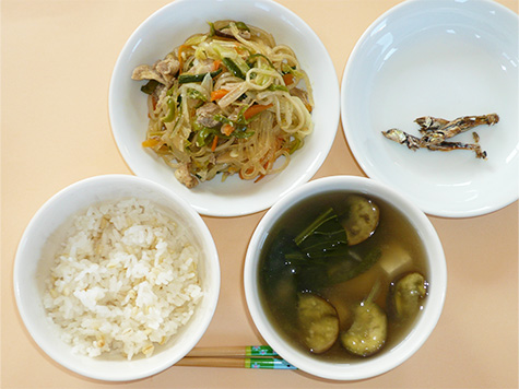 チーム野菜のチャプチェと茄子・小松菜の味噌汁とごはん
