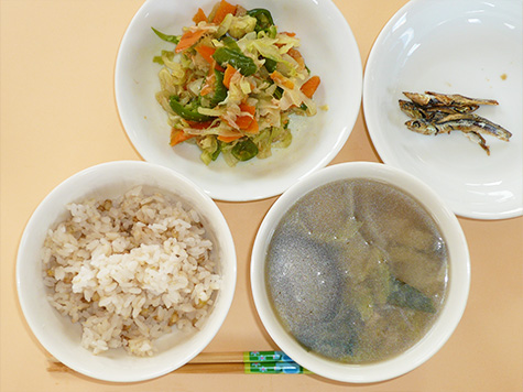 チーム野菜人参とピーマンの和え物と野菜たっぷり味噌汁とごはん