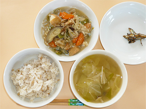 厚揚げのチーム野菜あんかけとキャベツ・きのこの味噌汁とごはん