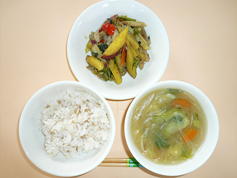 さつまいものきんぴら炒めと大根・椎茸の春雨スープとごはん