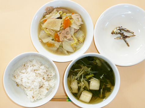 白菜と挽肉の重ね煮と春菊・麩のすまし汁とごはん