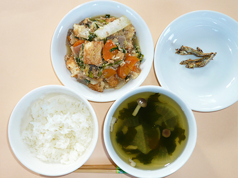 厚揚げの肉味噌炒めと大根・わかめの吸い物とごはん