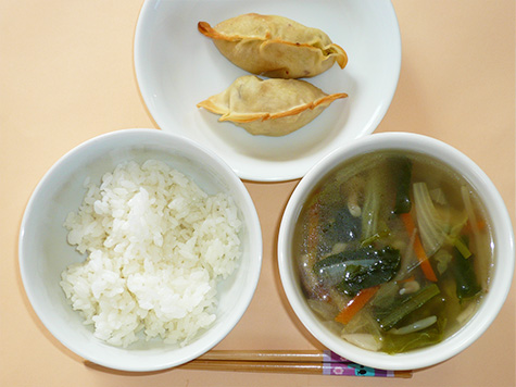 芋餃子と野菜たっぷりスープとごはん