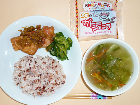油淋鶏ときゅうりの中華和えと春雨・レタスのスープと赤米ごはんとデザート