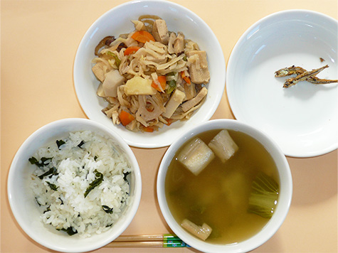 高野豆腐と切干し大根の煮物とさつまいも・青梗菜の味噌汁とわかめごはん