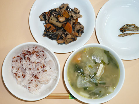 鶏汁とひじきの煮物とごはん