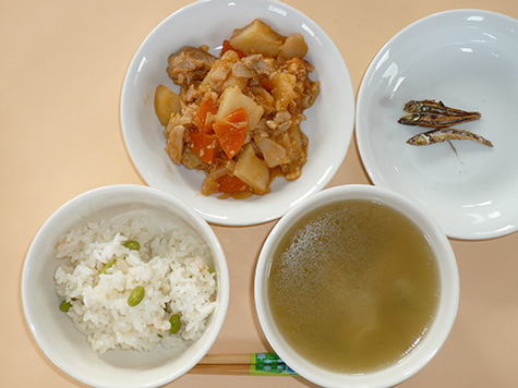 鶏チリと豆腐・根菜の味噌汁とじゃこ・枝豆ごはん