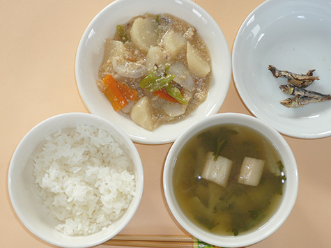 蕪と里芋のそぼろあんかけときくらげ・春菊の味噌汁とごはん