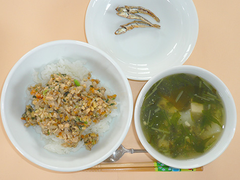 スタミナ納豆丼と水菜・ワカメのスープ