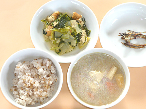 青菜の煮びたしと味噌けんちん汁ともち麦ごはん