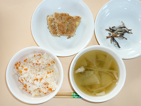 豆腐入り松風焼きと大根・きのこの味噌汁と人参ごはん